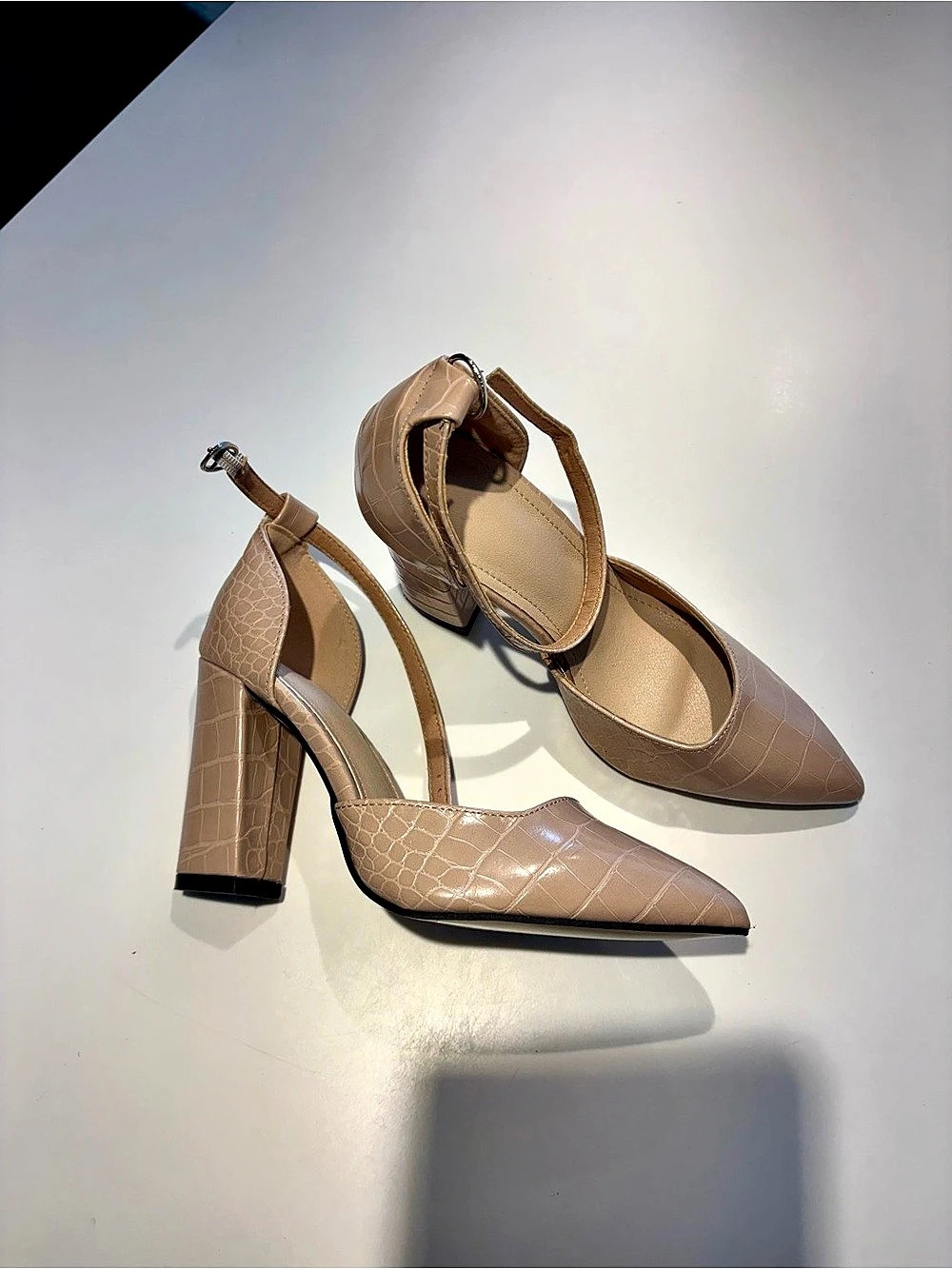 Pointed Toe Heels in beige Like New size 36